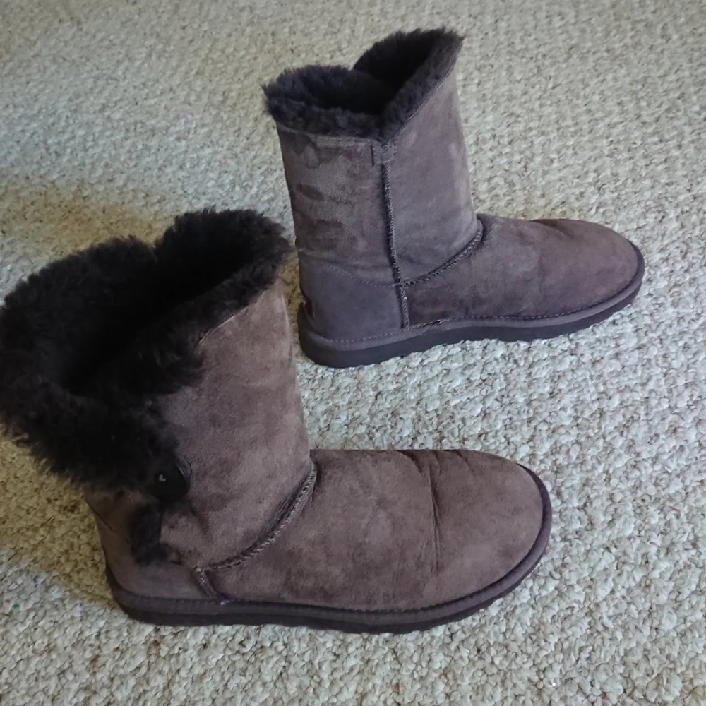 UGG Bailey Button II chocolate Brown Suede Boots SIZE 8